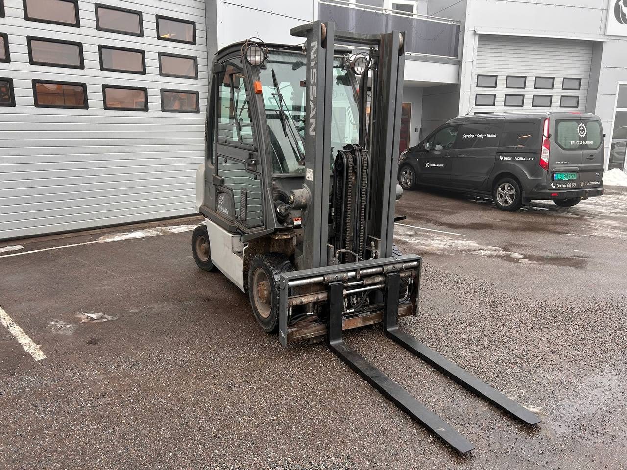 Nissan diesel gaffeltruck